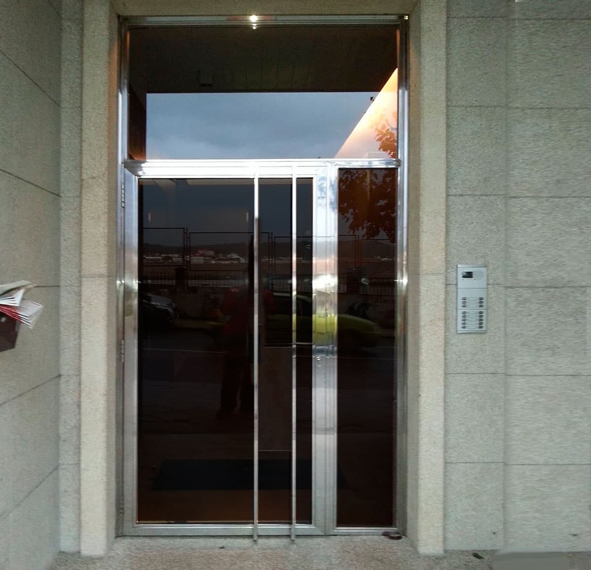 Puertas de portal de acero inoxidable en Ourense