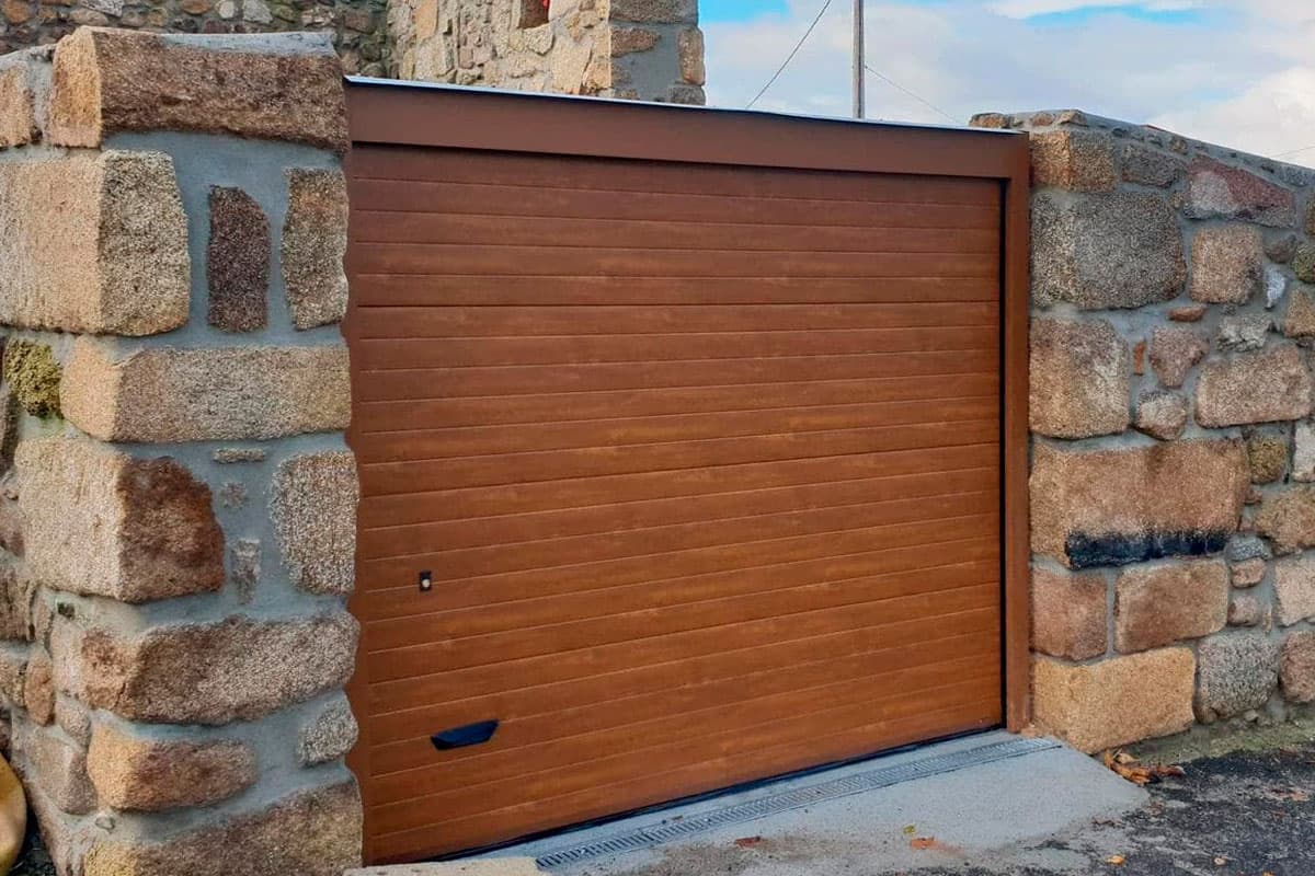 Puertas seccionales en Ourense